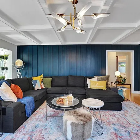 Modern 2Br - 2 Bath Private Home - Heated Pool + King Bed
